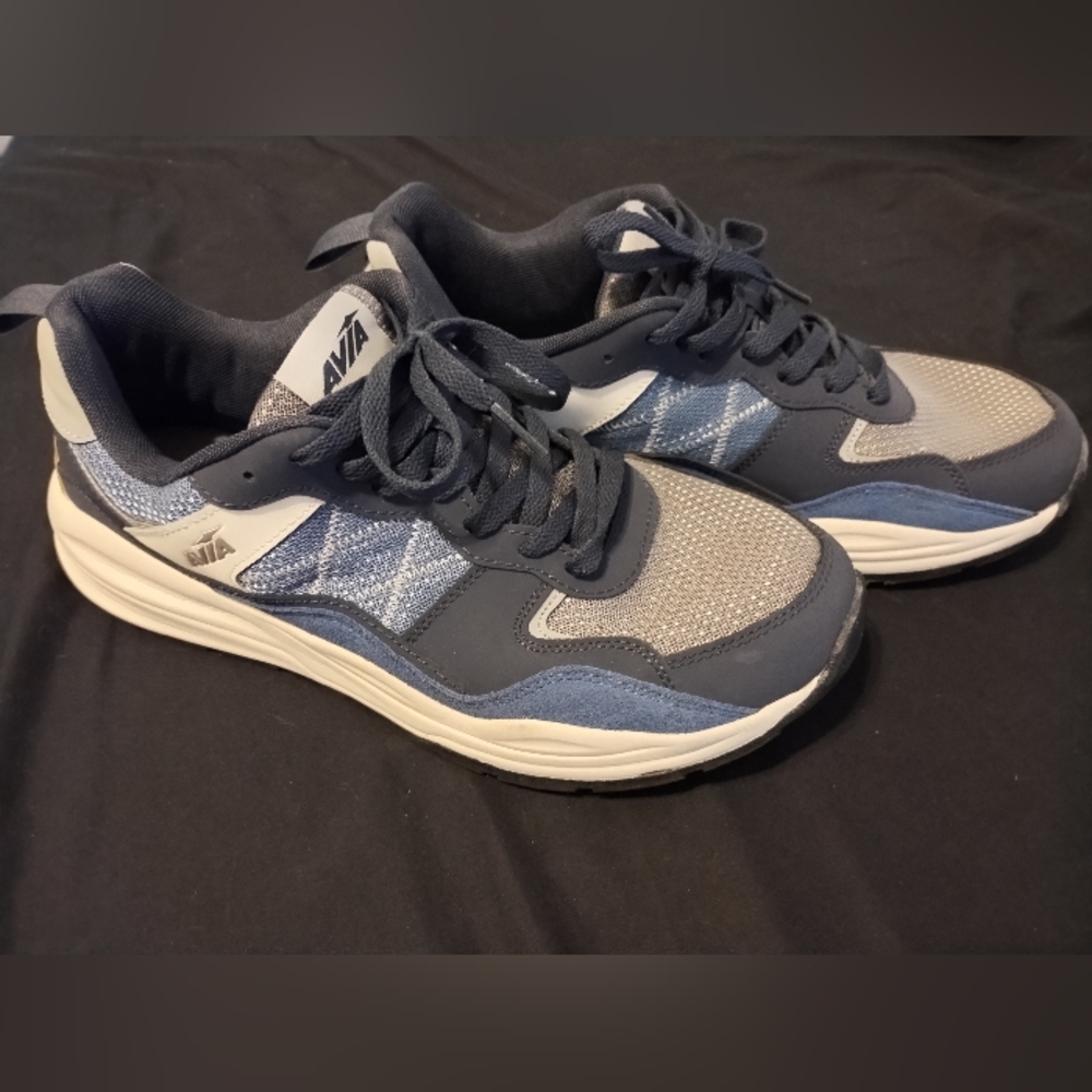 Men's AVIA Size 12 Cantilever Running Non Marking Athletic Shoes. Gently worn
